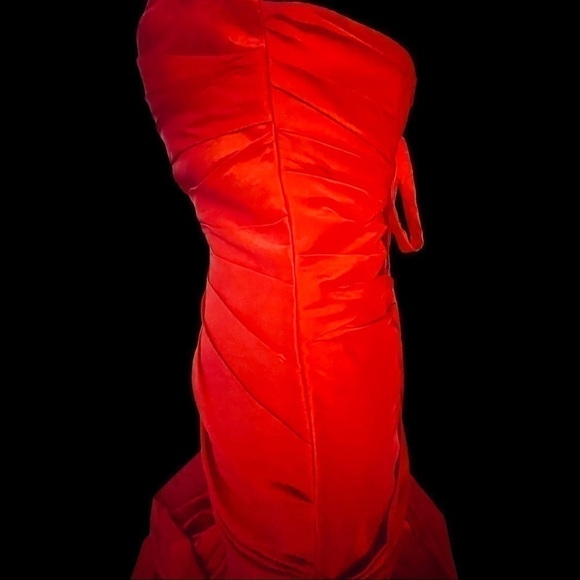 ELEGANT SZ 4 custom made Red strapless evening gown - Picture 4 of 15